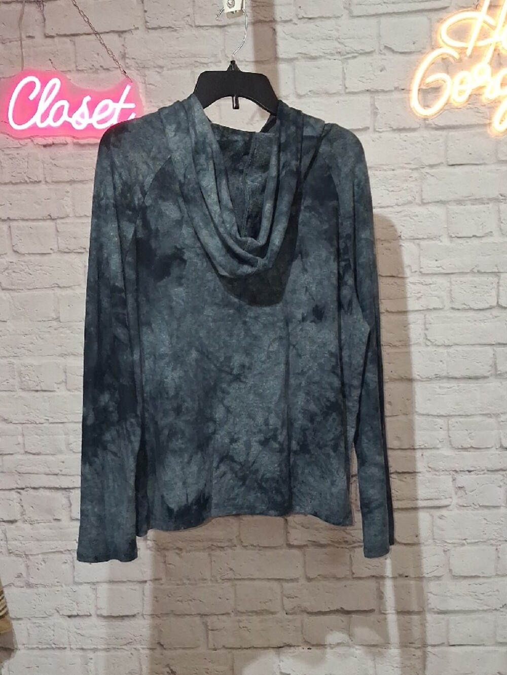 Women's Charcoal Tie-Dye Hooded Long-Sleeve Top - Picture 4 of 5